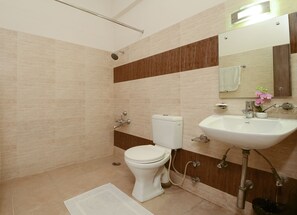 Deluxe Double Room | Bathroom | Shower, free toiletries - Hotel Maniram Palace (Agra)