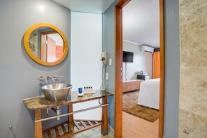 Suite King | Bathroom | Combined shower/tub, free toiletries, hair dryer, towels - Guam Plaza Resort (Tamuning)