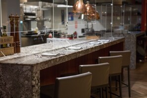 3 restaurants, breakfast, lunch, dinner served; international cuisine - Guam Plaza Resort (Tamuning)
