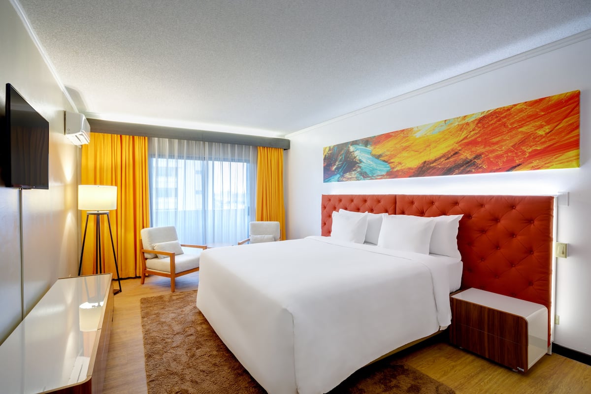 Suite King | In-room safe, desk, free WiFi, bed sheets