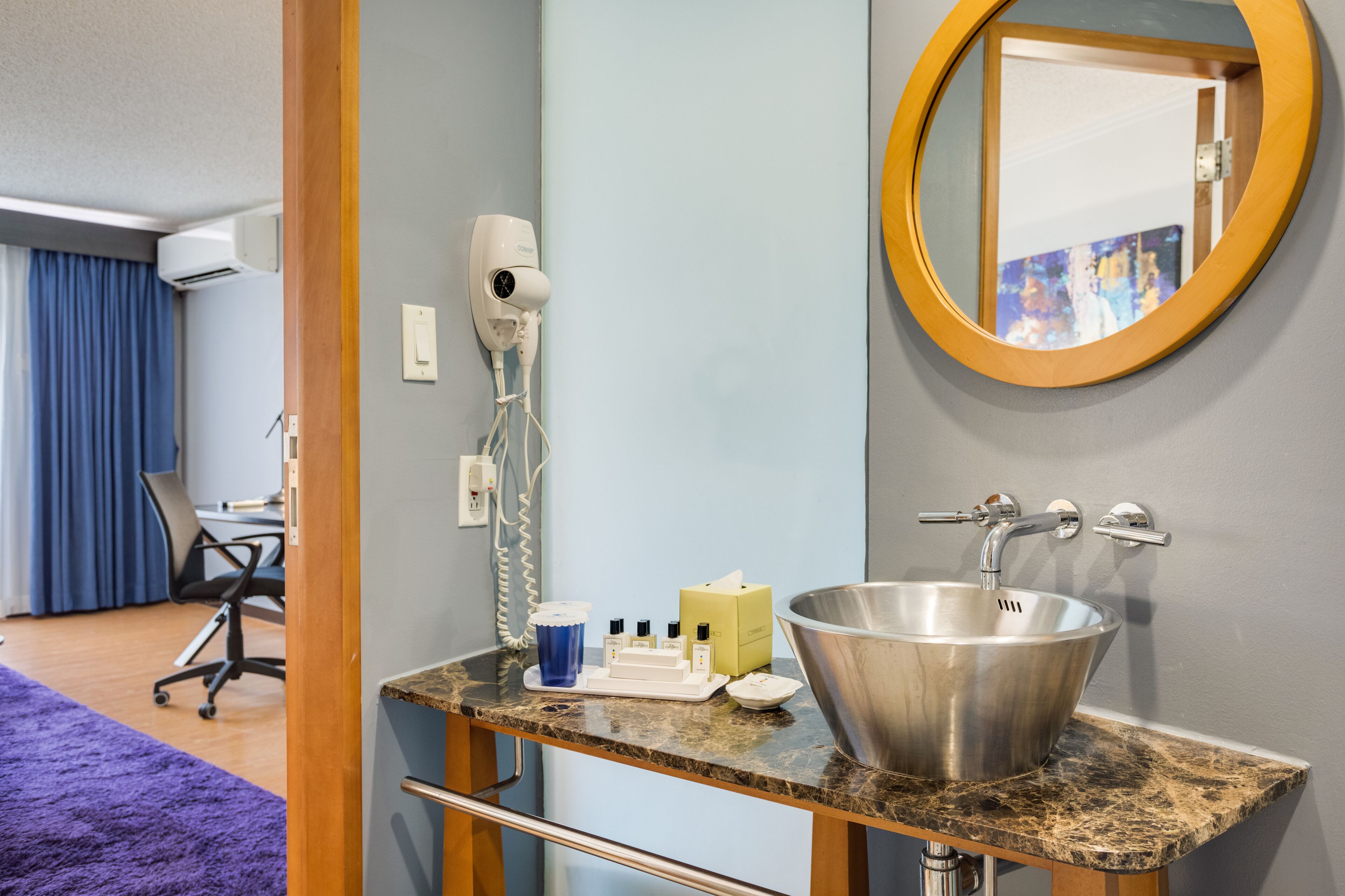 suite king | bathroom | combined shower/bathtub, free toiletries, hair dryer, towels