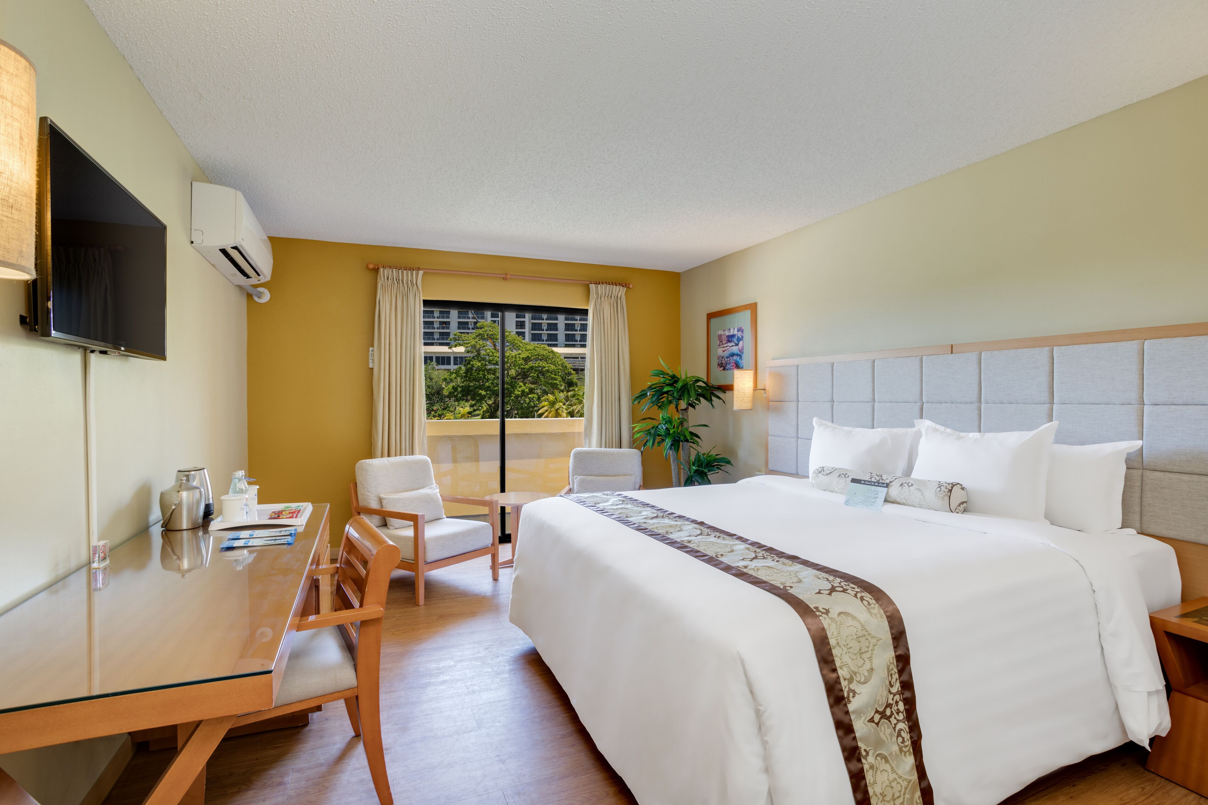 deluxe king | in-room safe, desk, free wifi, bed sheets