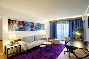 Suite, no fumadores | Zona de estar | Una televisión de pantalla plana