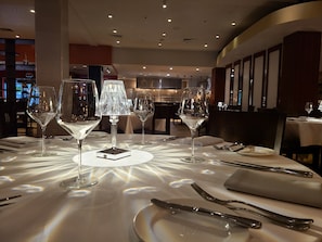 3 restaurantes; se sirve desayuno, almuerzo, cena y brunch