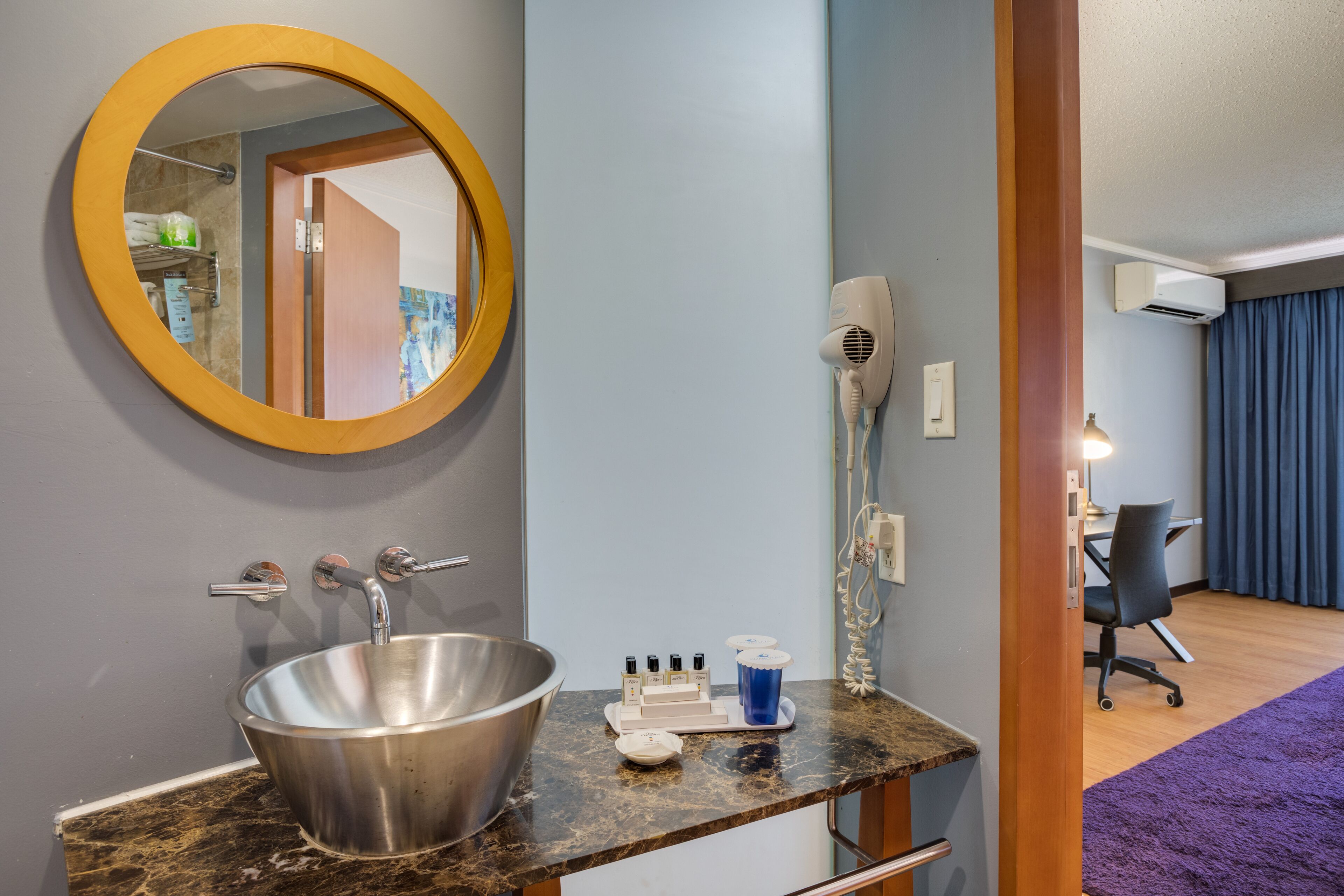 suite twin | bathroom | combined shower/bathtub, free toiletries, hair dryer, towels
