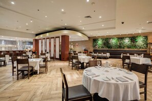 3 restaurants, breakfast, lunch, dinner served; international cuisine - Guam Plaza Resort (Tamuning)