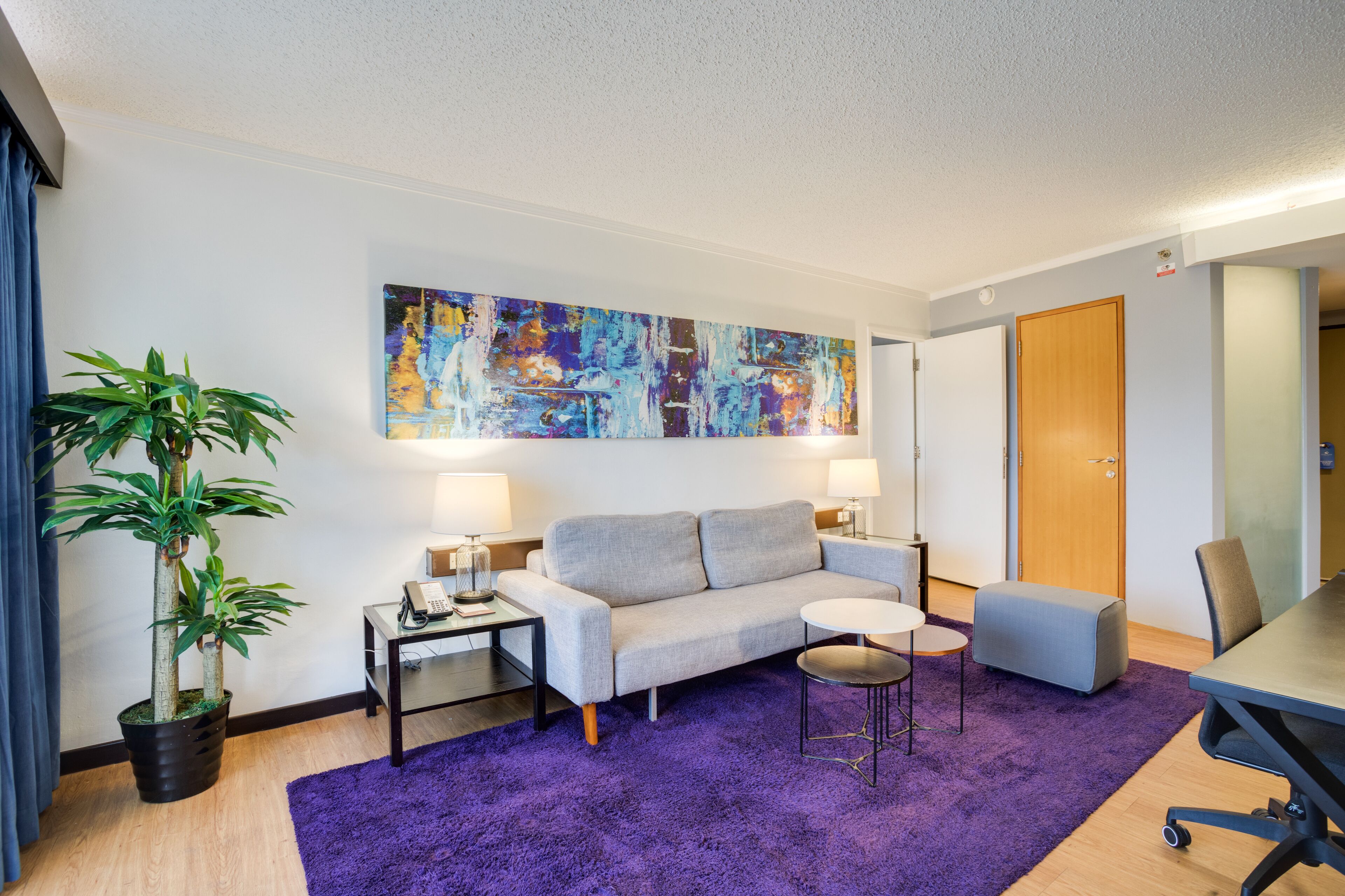 suite twin | living area | flat-screen tv