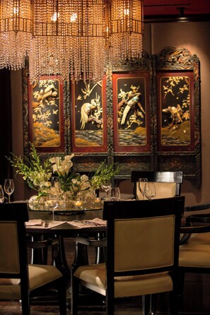 3 restaurants; s'hi serveixen esmorzars, dinars i sopars