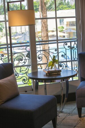 Edredons de pluma, cofres nos quartos, escrivaninha