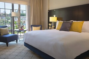 Rom – deluxe, 1 kingsize-seng, røyk | Dundyner, safe på rommet, skrivebord og lydisolert