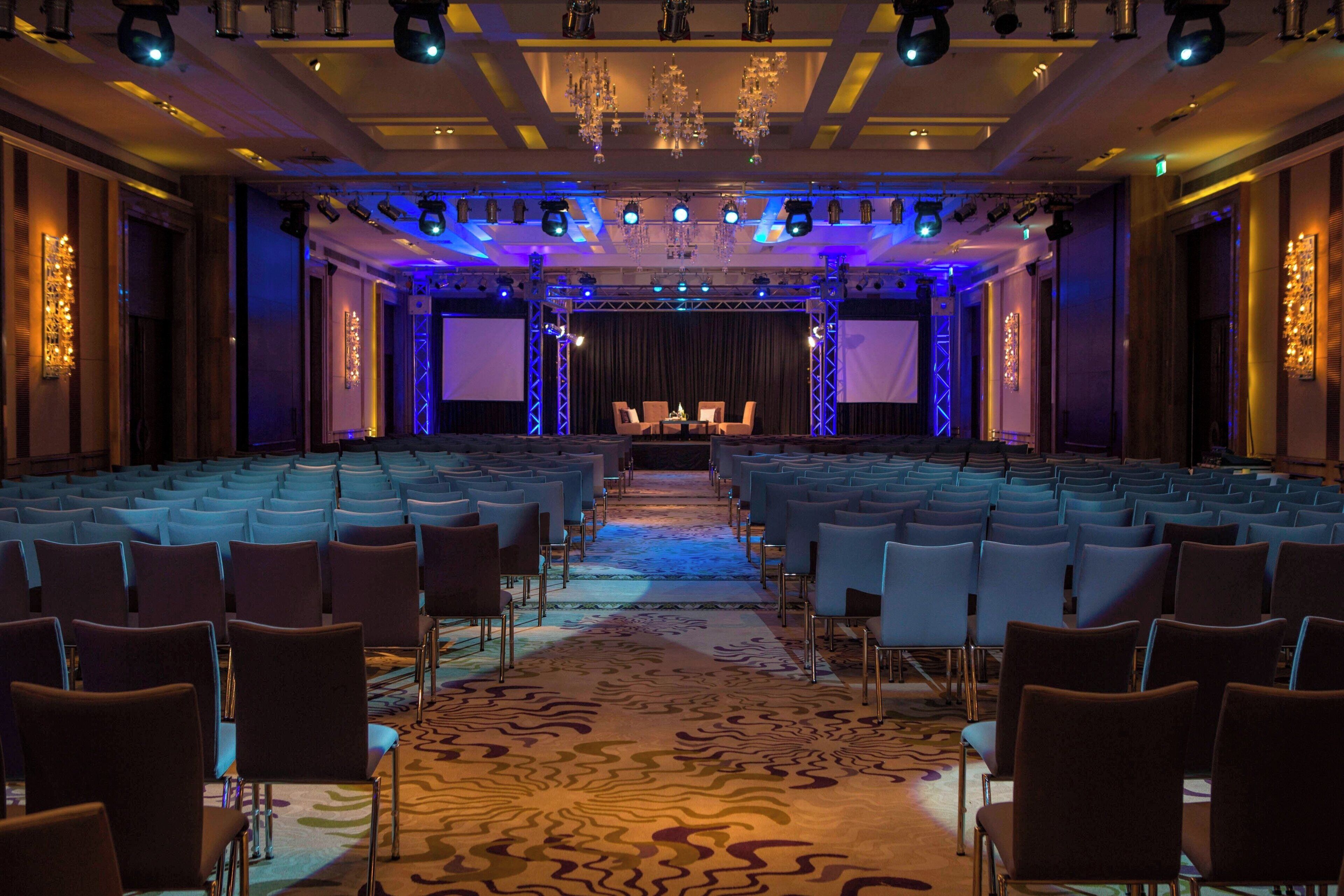 2 bars/lounges, swim-up bar, poolside bar