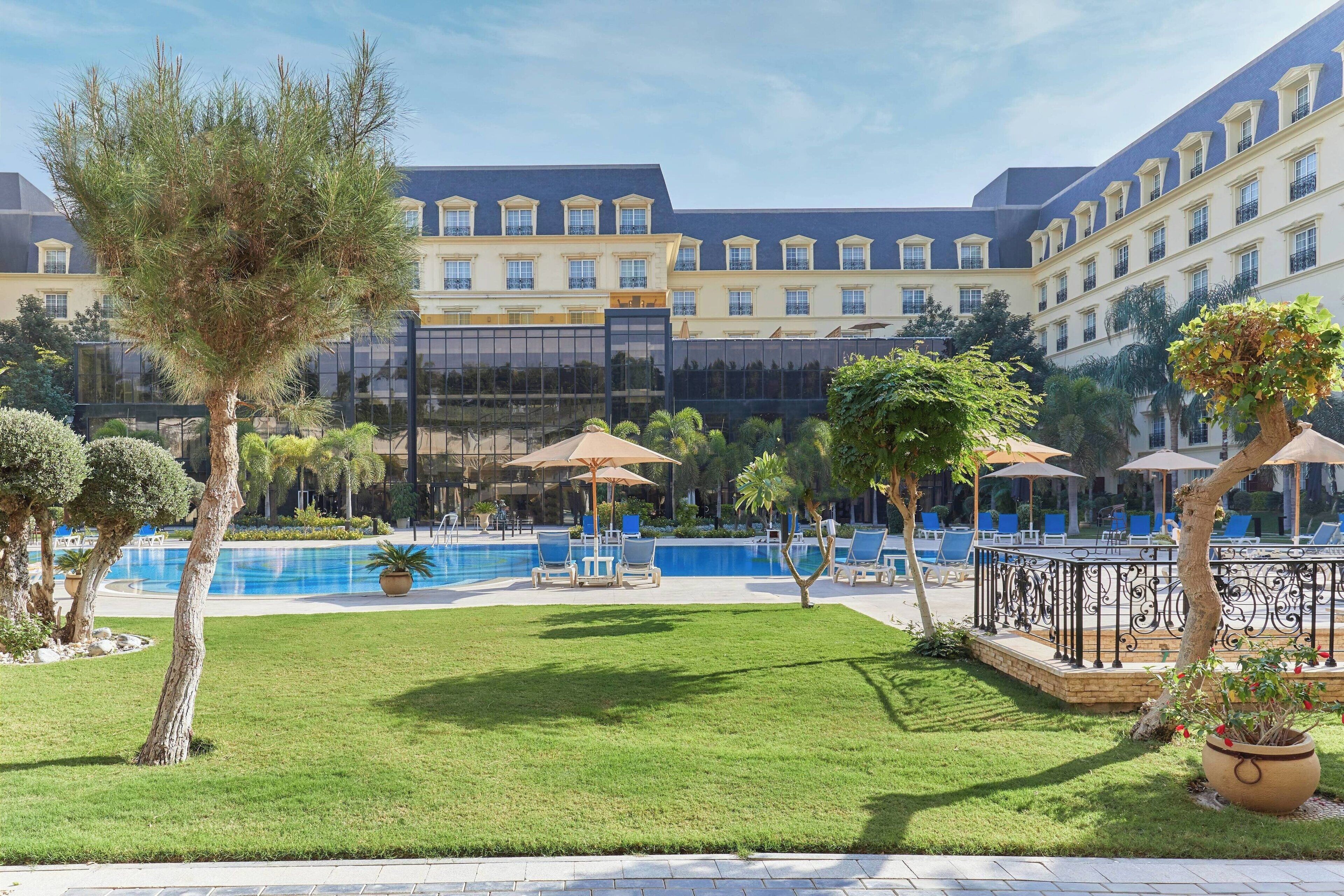 Donsdekens, een kluis op de kamer, een bureau, geluiddichte muren