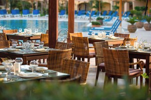 3 restaurants; breakfast, lunch, and dinner served