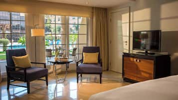 Habitación familiar, 1 cama King size, vista a la alberca | Edredón, caja de seguridad en la habitación y escritorio