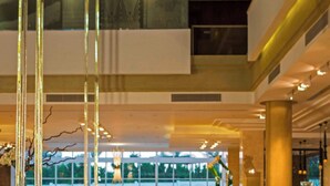 A spacious lobby with a reflective floor, seating areas, and a view of the outdoors. - Renaissance Cairo Mirage City Hotel (New Cairo)