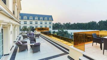 Down comforters, in-room safe, desk, soundproofing