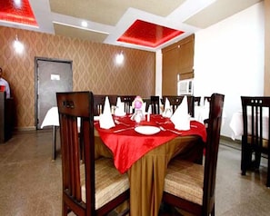 Restaurant - Hotel Taj Galaxy  (Agra)