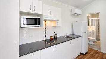 Cabana Deluxe | Cuina privada | Microones, cafetera i tetera i bullidora elèctrica