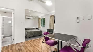 Deluxe Queen Cabin | Desk, laptop workspace, iron/ironing board, free WiFi