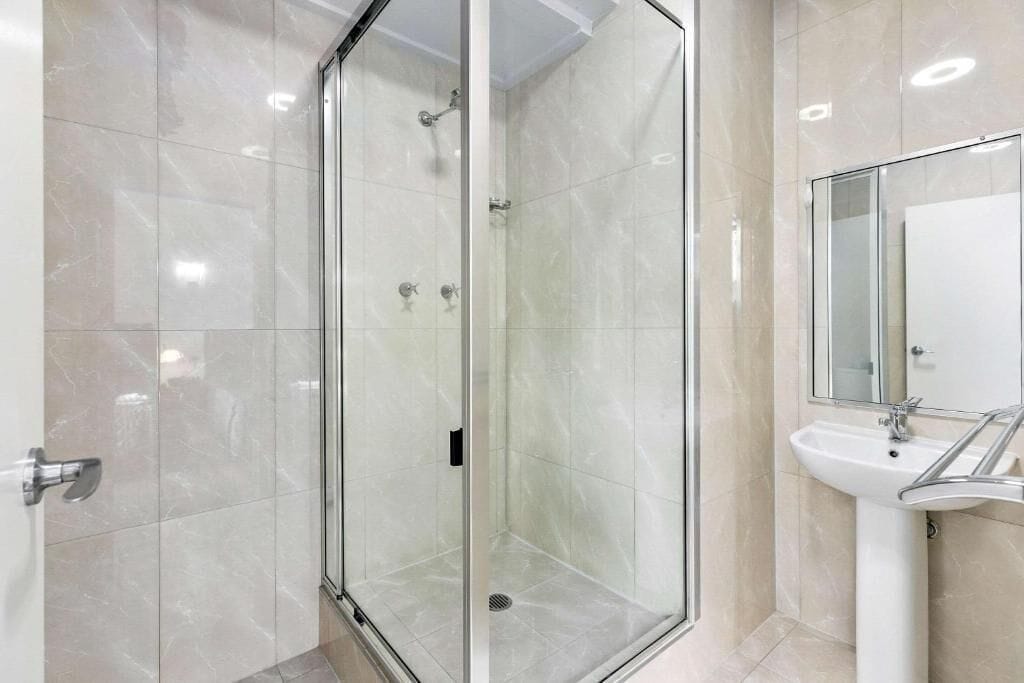 shower, rainfall showerhead, free toiletries, hair dryer