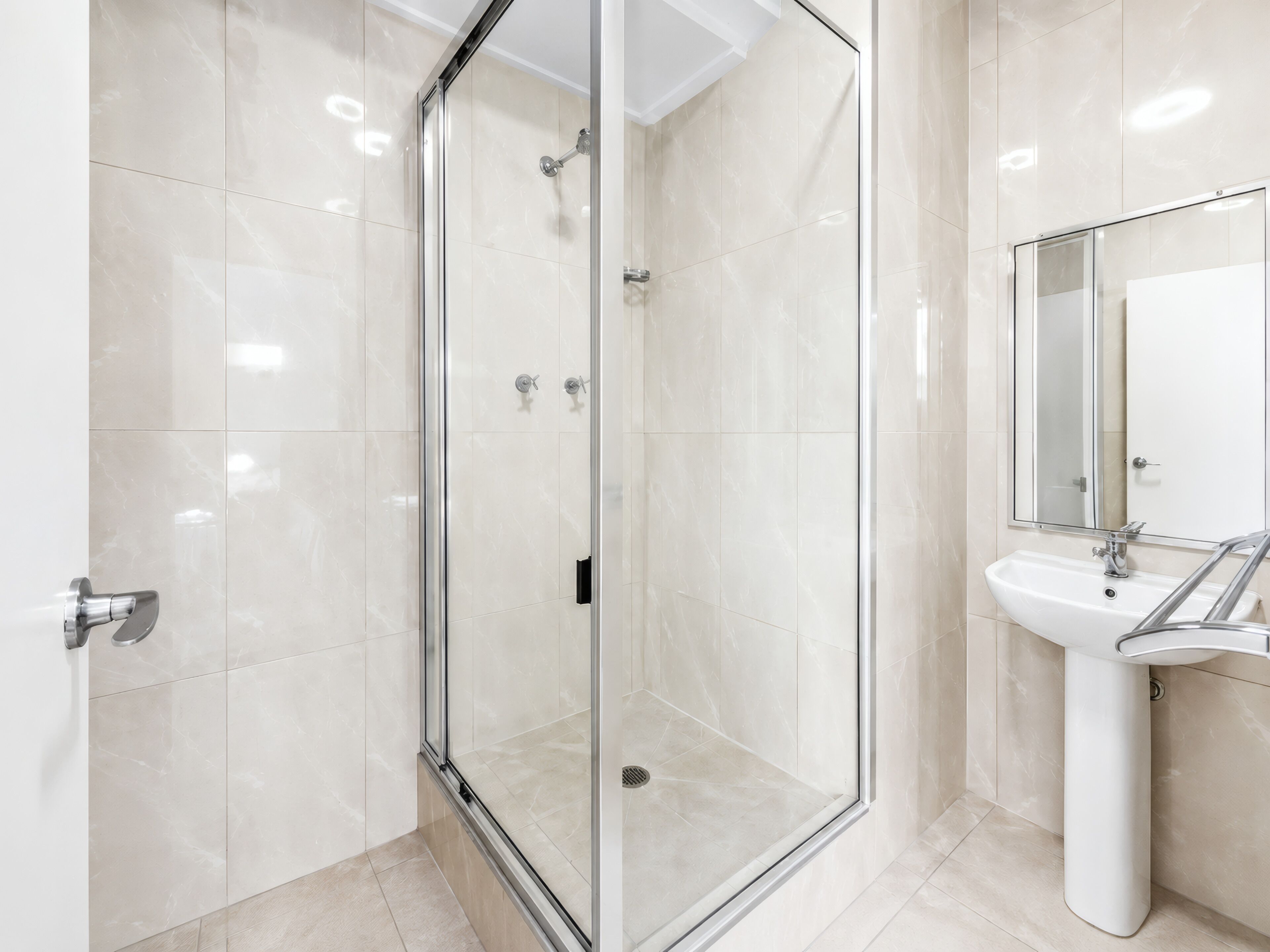 Deluxe Queen Room | Bathroom