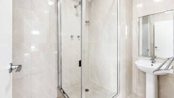 Deluxe Queen Room | Bathroom