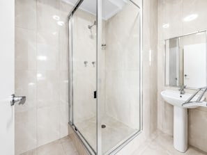Deluxe Queen Room | Baño | Ducha, cabezal de ducha tipo lluvia, secador de pelo y toallas