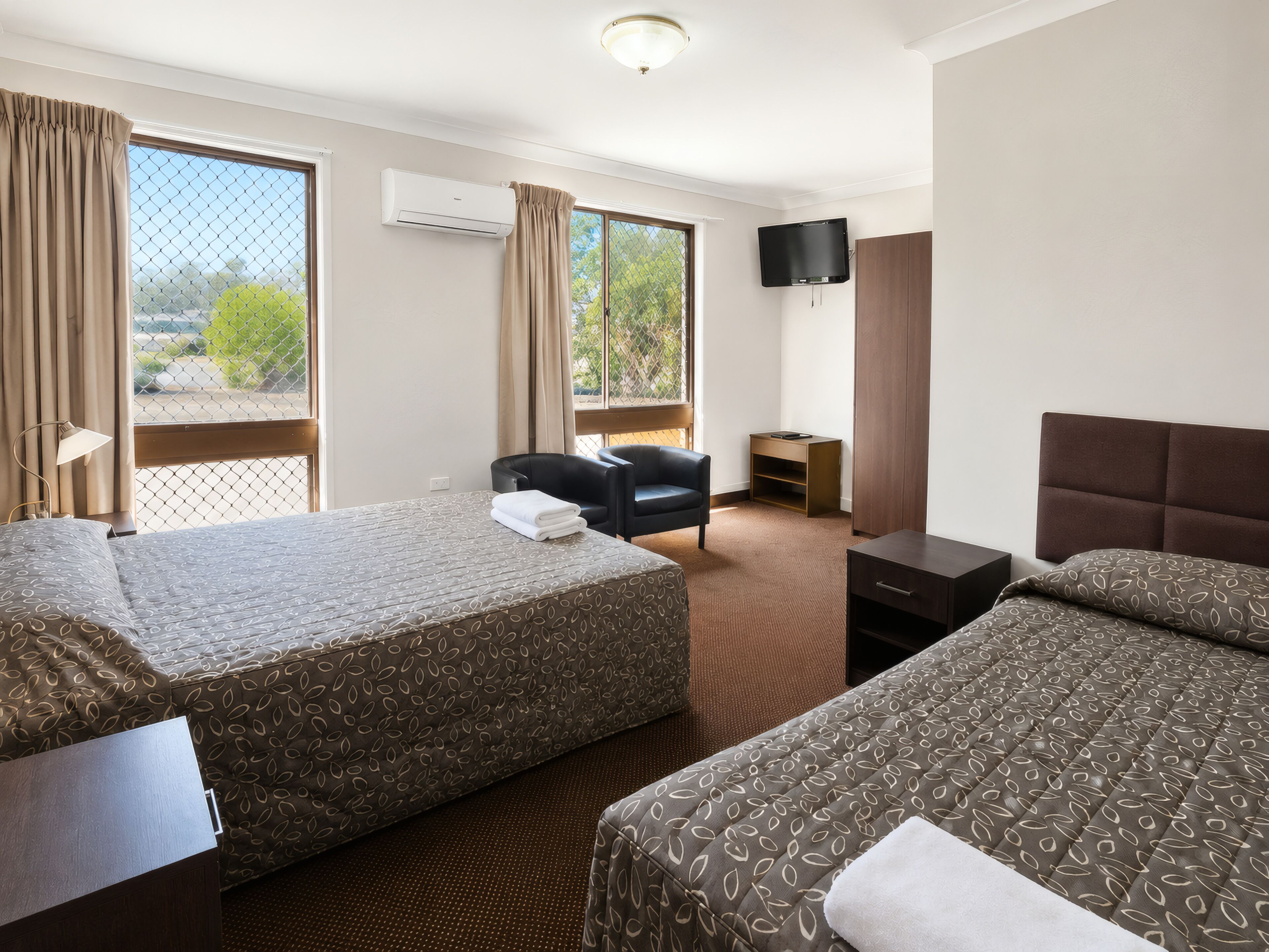 Deluxe Twin Room | Escritorio y espacio para trabajar con un portátil