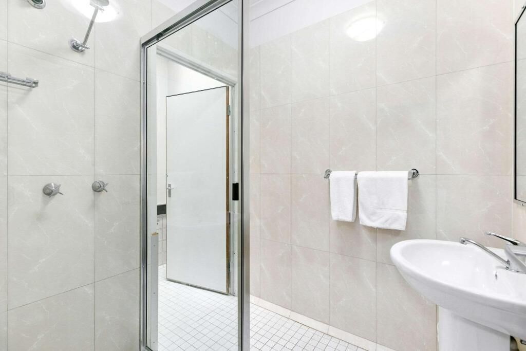 shower, rainfall showerhead, free toiletries, hair dryer