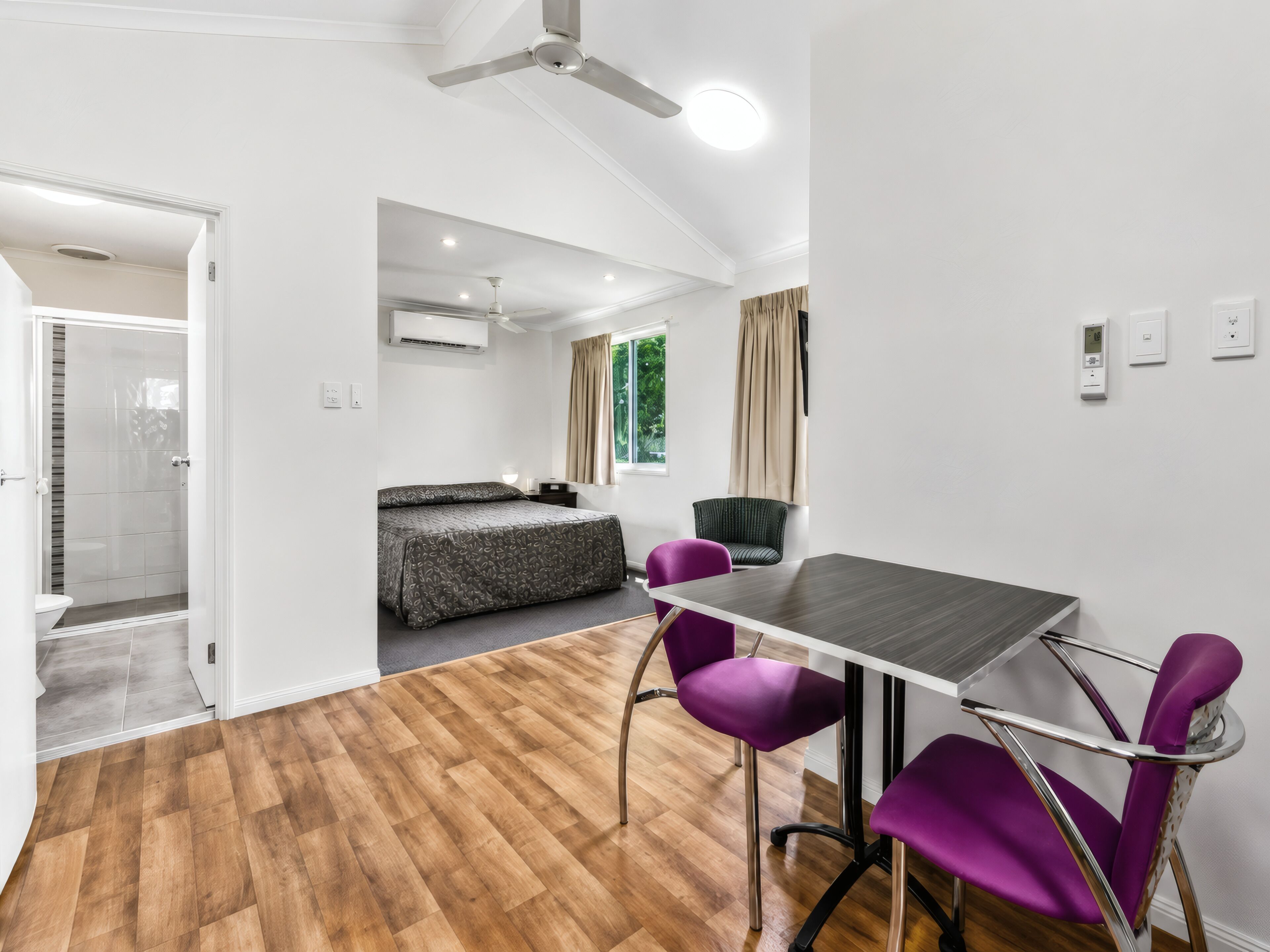 Deluxe Queen Cabin | Desk, laptop workspace, soundproofing, iron/ironing board