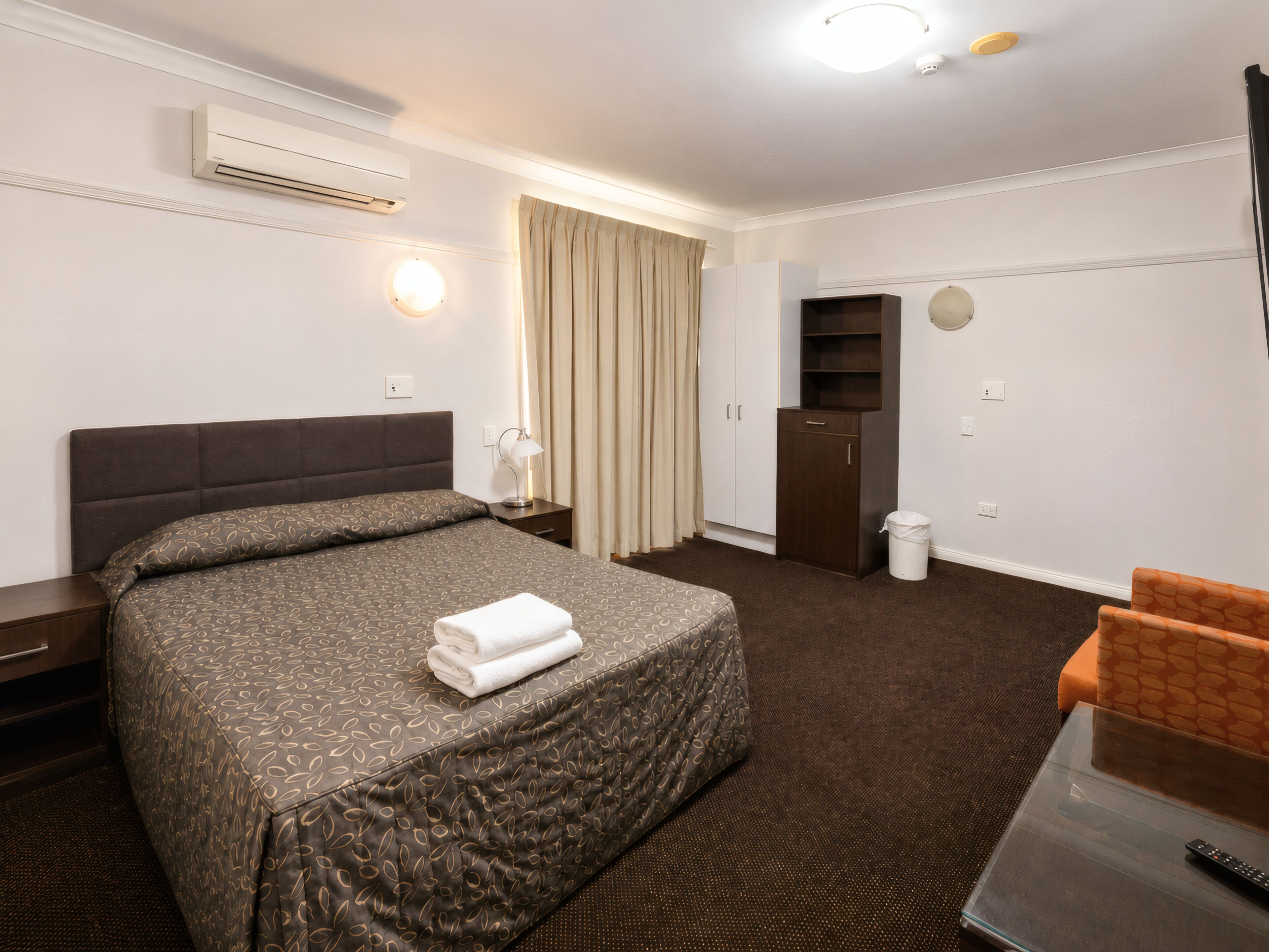 Standard Queen Room with Shared Bathroom | Escritorio y espacio para trabajar con un portátil