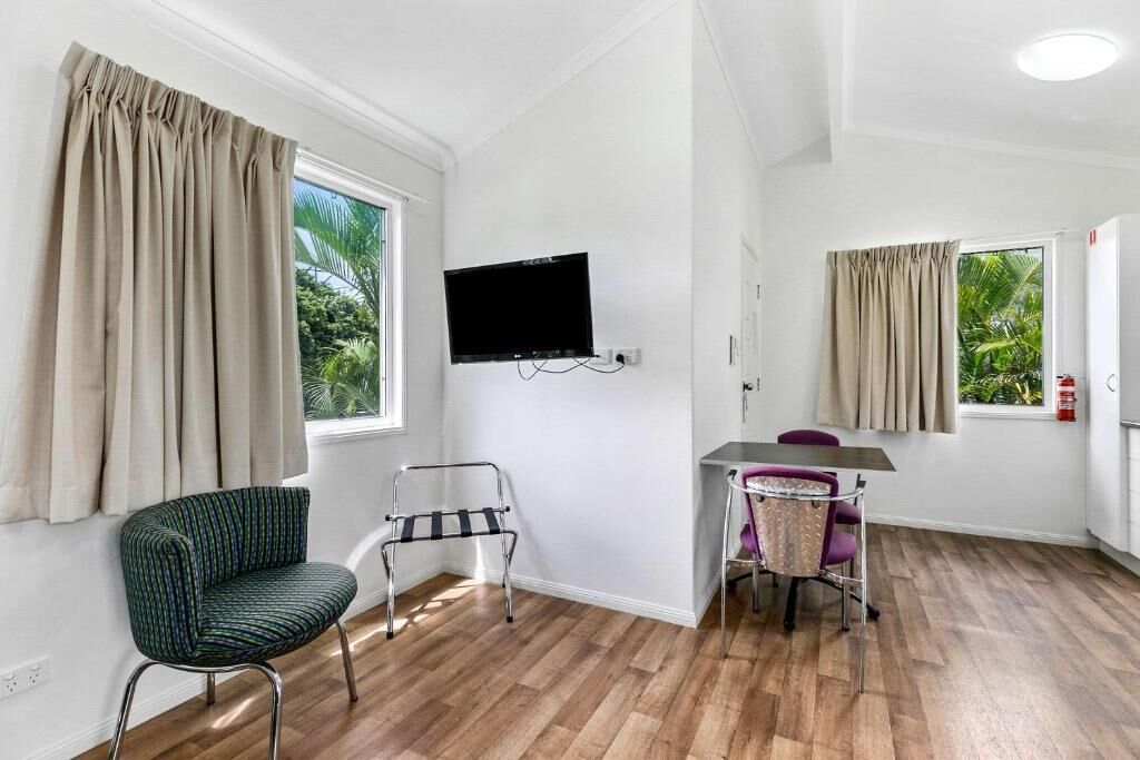 deluxe queen cabin | desk, laptop workspace, iron/ironing board, free wifi