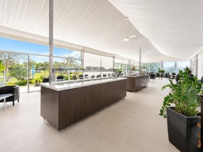 Petit déjeuner buffet servi tous les jours en supplément