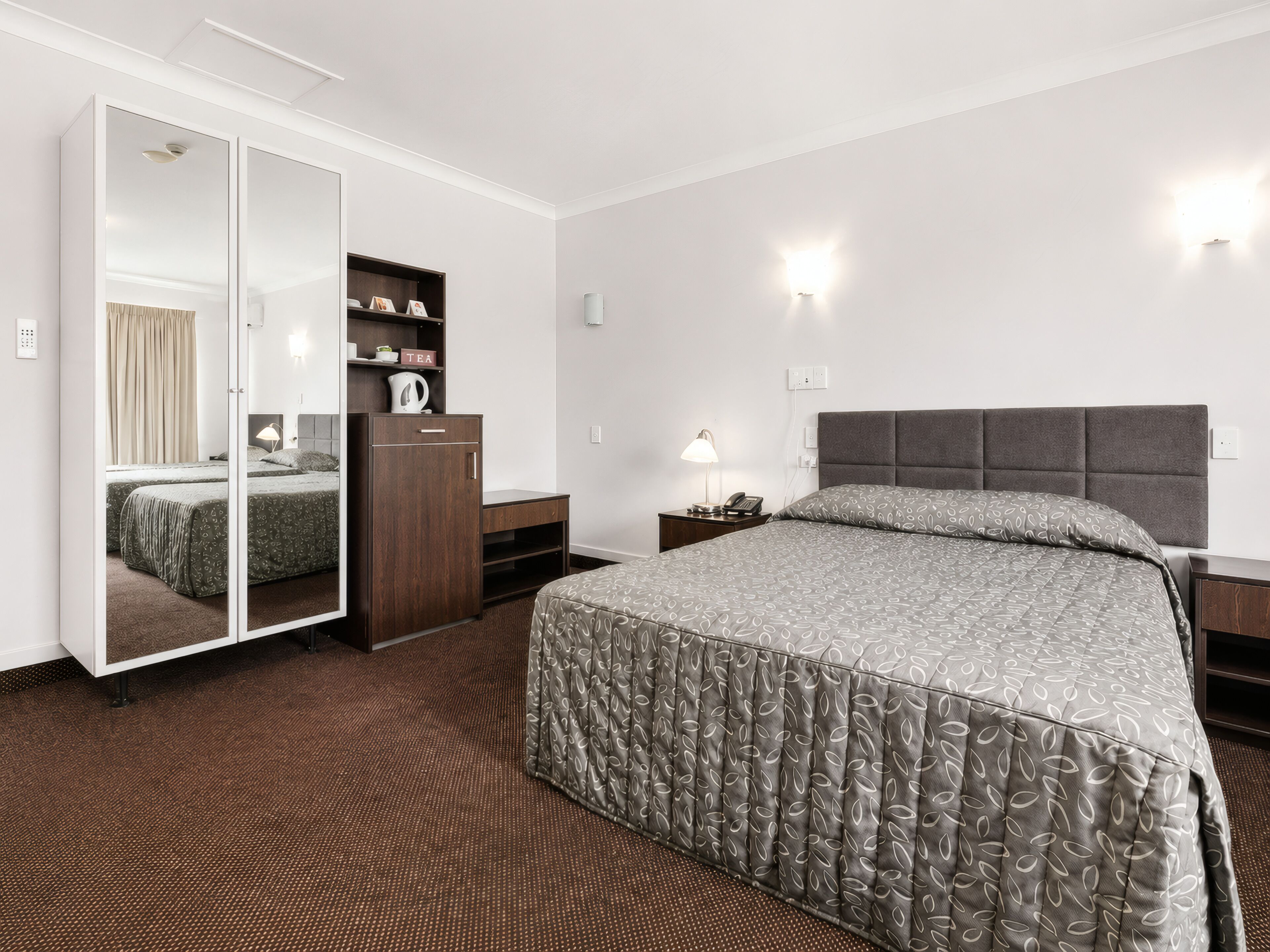 Deluxe Queen Room | Escritorio y espacio para trabajar con un portátil