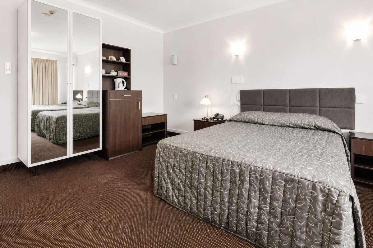 Deluxe Queen Room | Escritorio, espacio para trabajar con laptop y insonorización