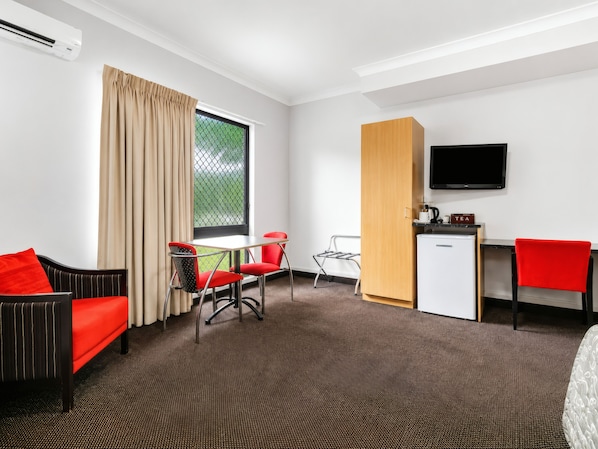 Deluxe Queen Room | Escritorio y espacio para trabajar con un portátil