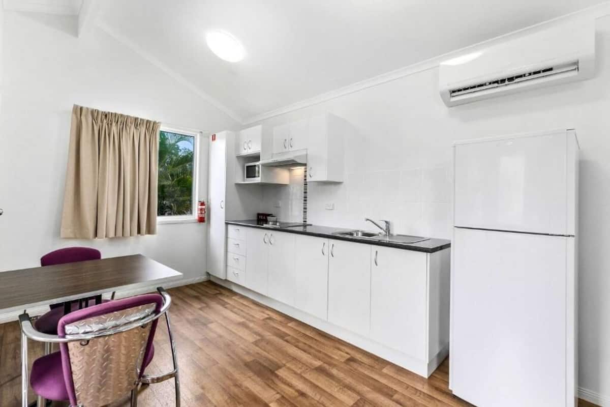 deluxe queen cabin | desk, laptop workspace, iron/ironing board, free wifi