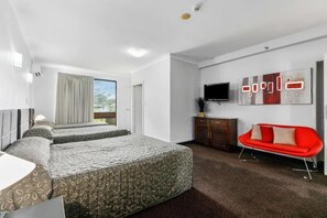 Deluxe Family Room | Bàn, khu vực làm việc phù hợp cho laptop, phòng cách âm 