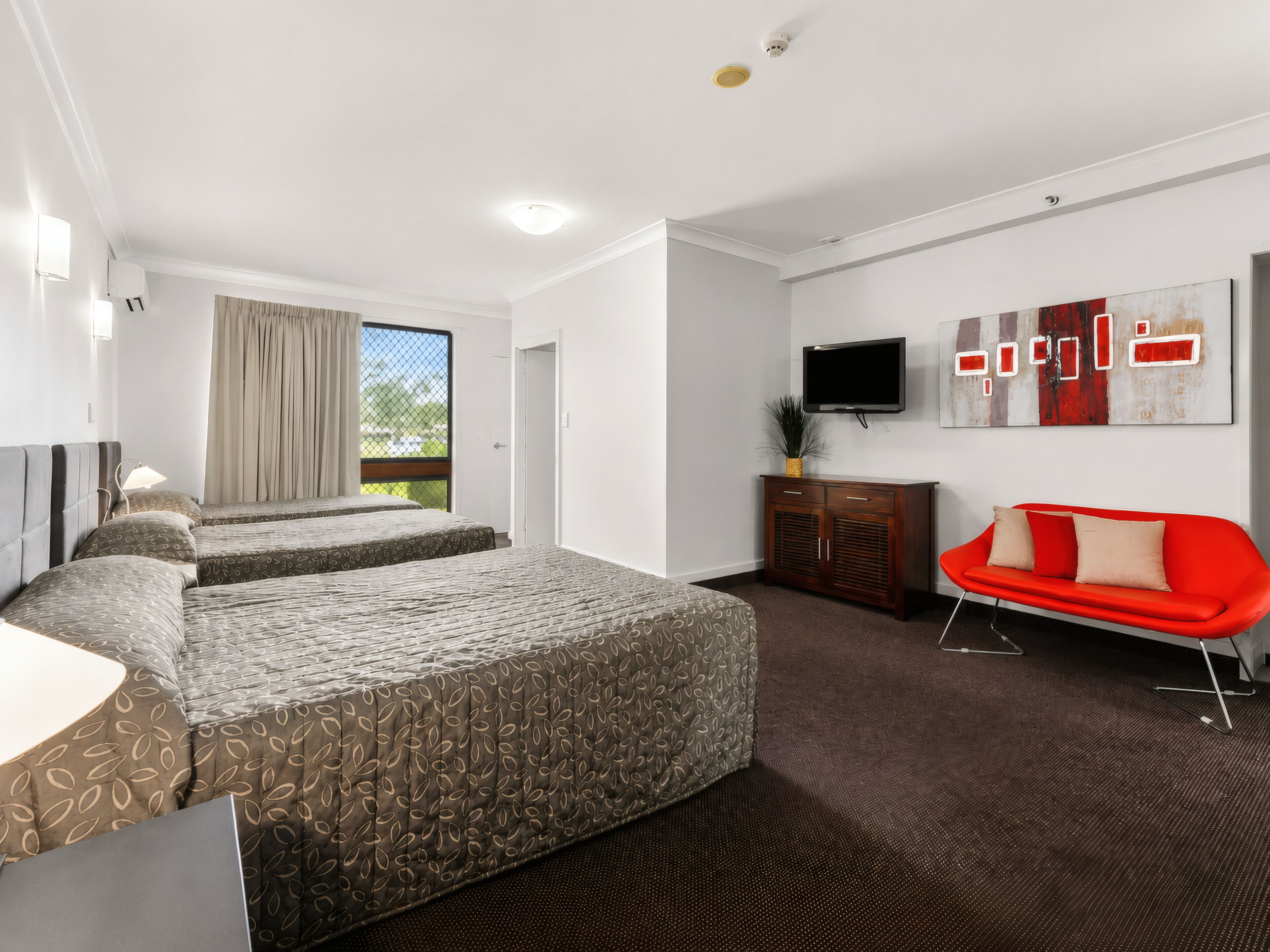 Deluxe Family Room | Escritorio y espacio para trabajar con un portátil