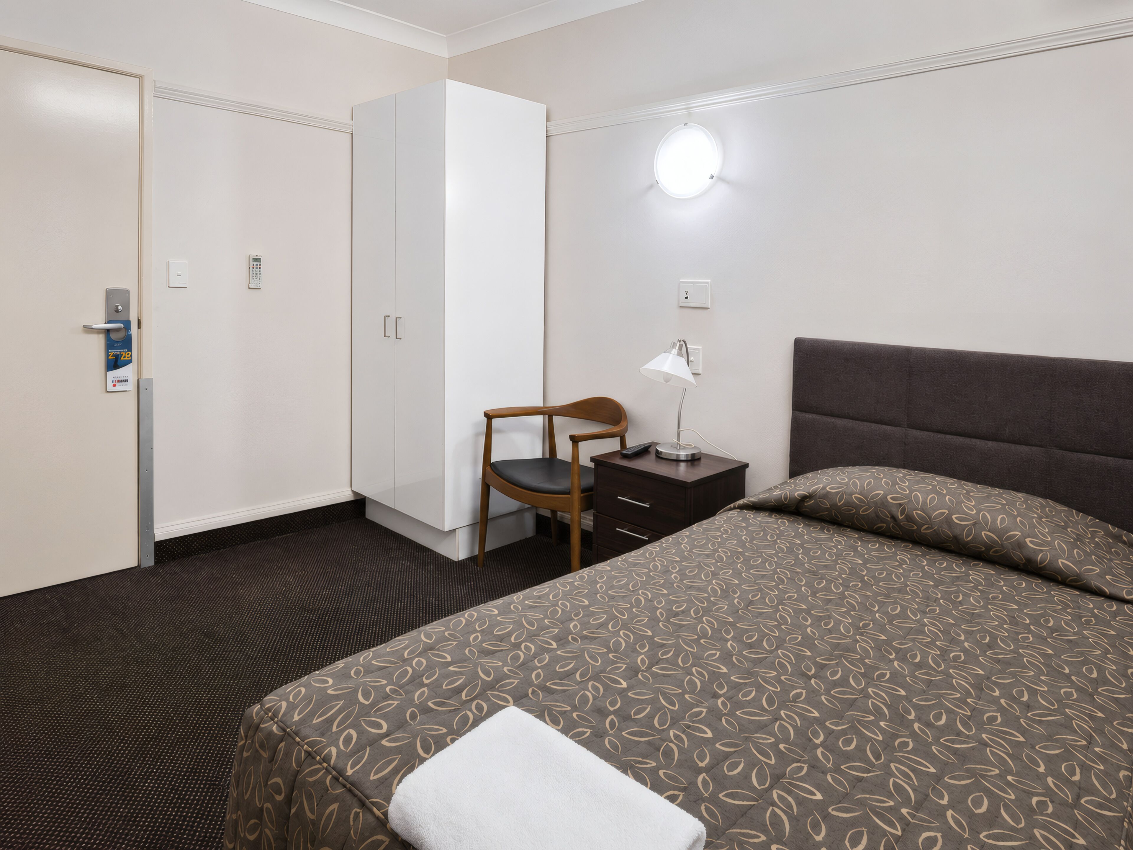 Standard Single Room with Shared Bathroom | Escritorio y espacio para trabajar con un portátil