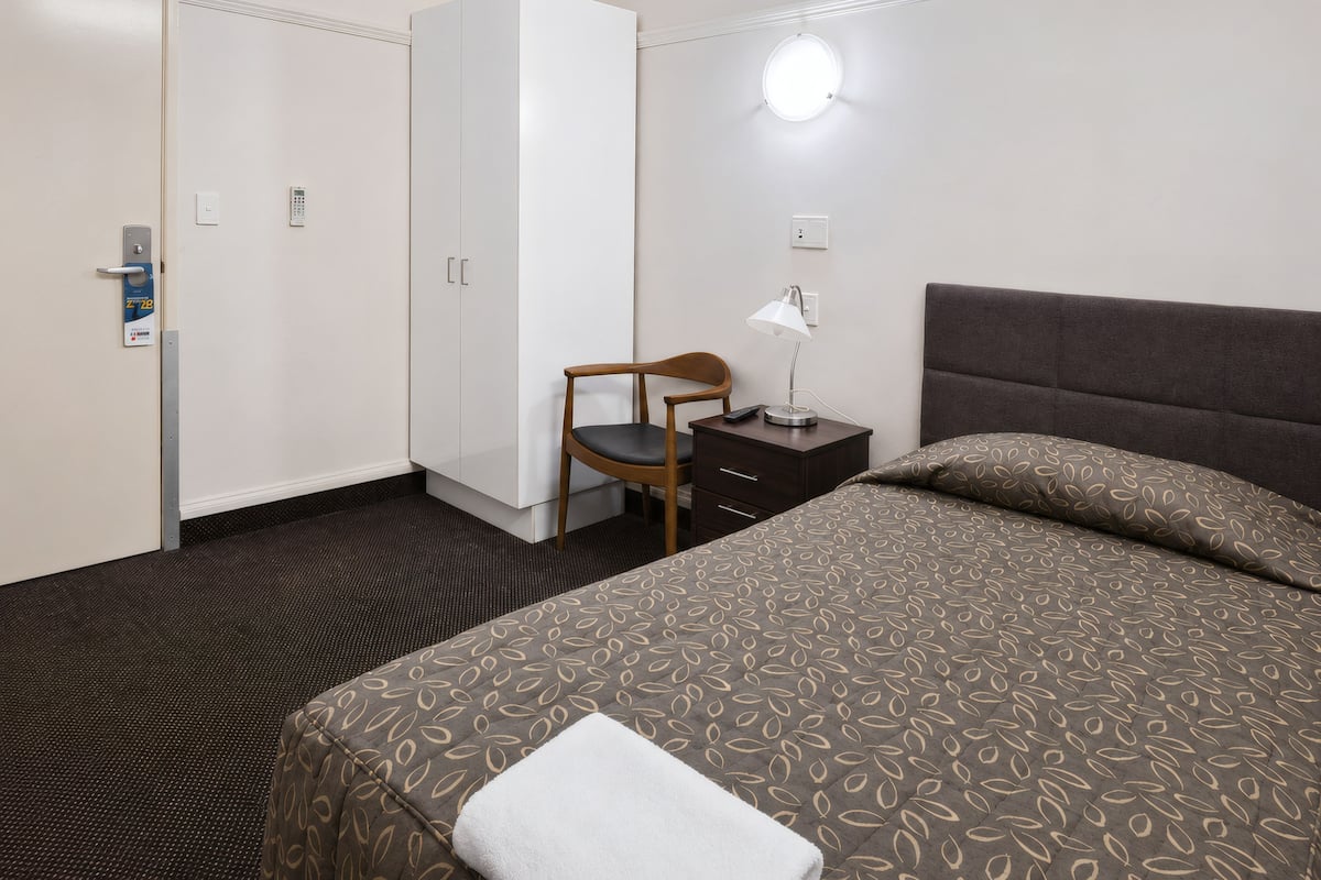 Standard Single Room with Shared Bathroom | Escritorio, espacio para trabajar con laptop y insonorización