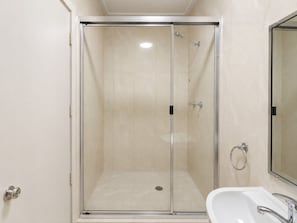 Deluxe Family Room | Baño | Ducha, cabezal de ducha tipo lluvia, secador de pelo y toallas