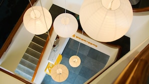 A staircase with a blue carpet and a sign that reads "4 bloomrooms."