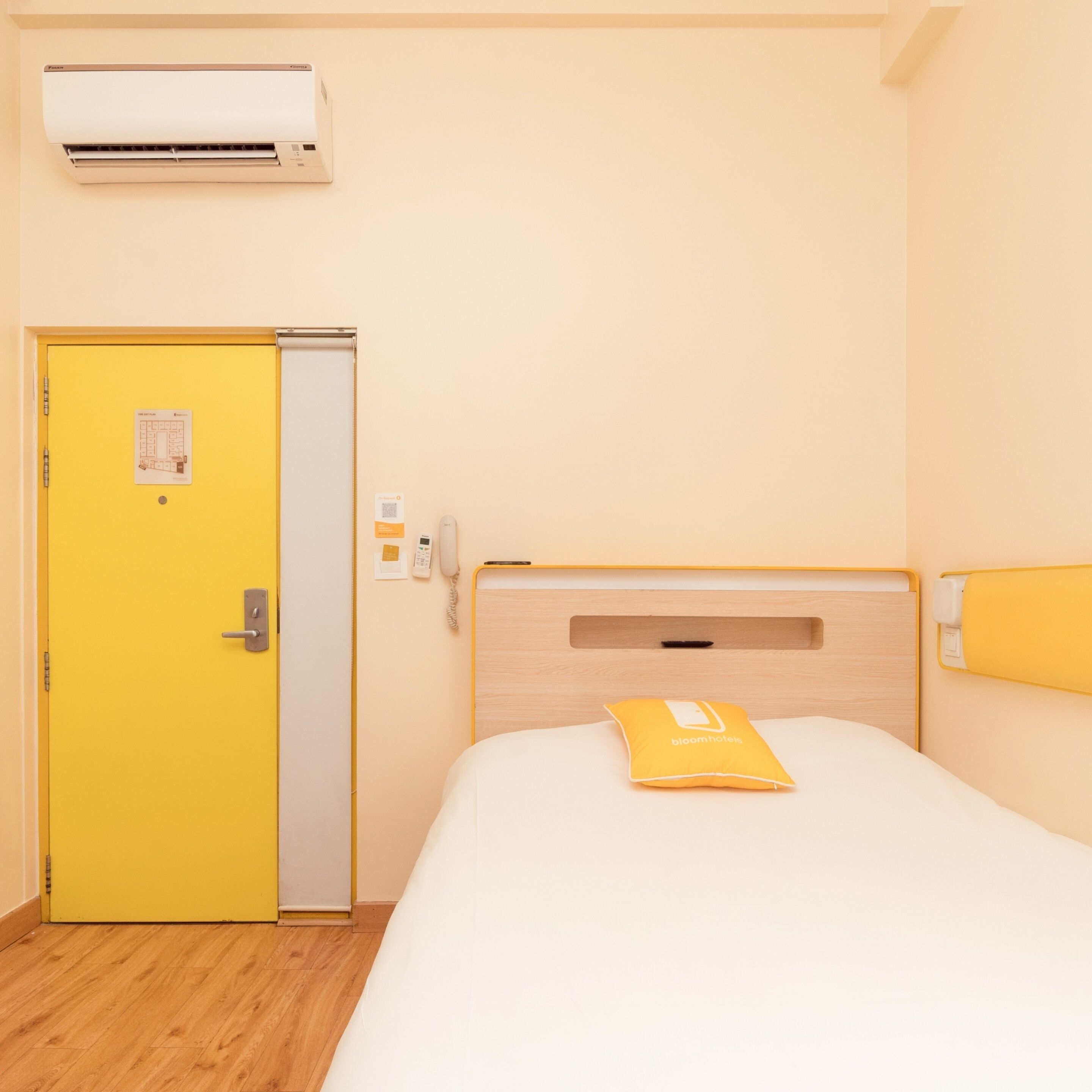 standard room, 1 queen bed | premium bedding, in-room safe, desk, soundproofing