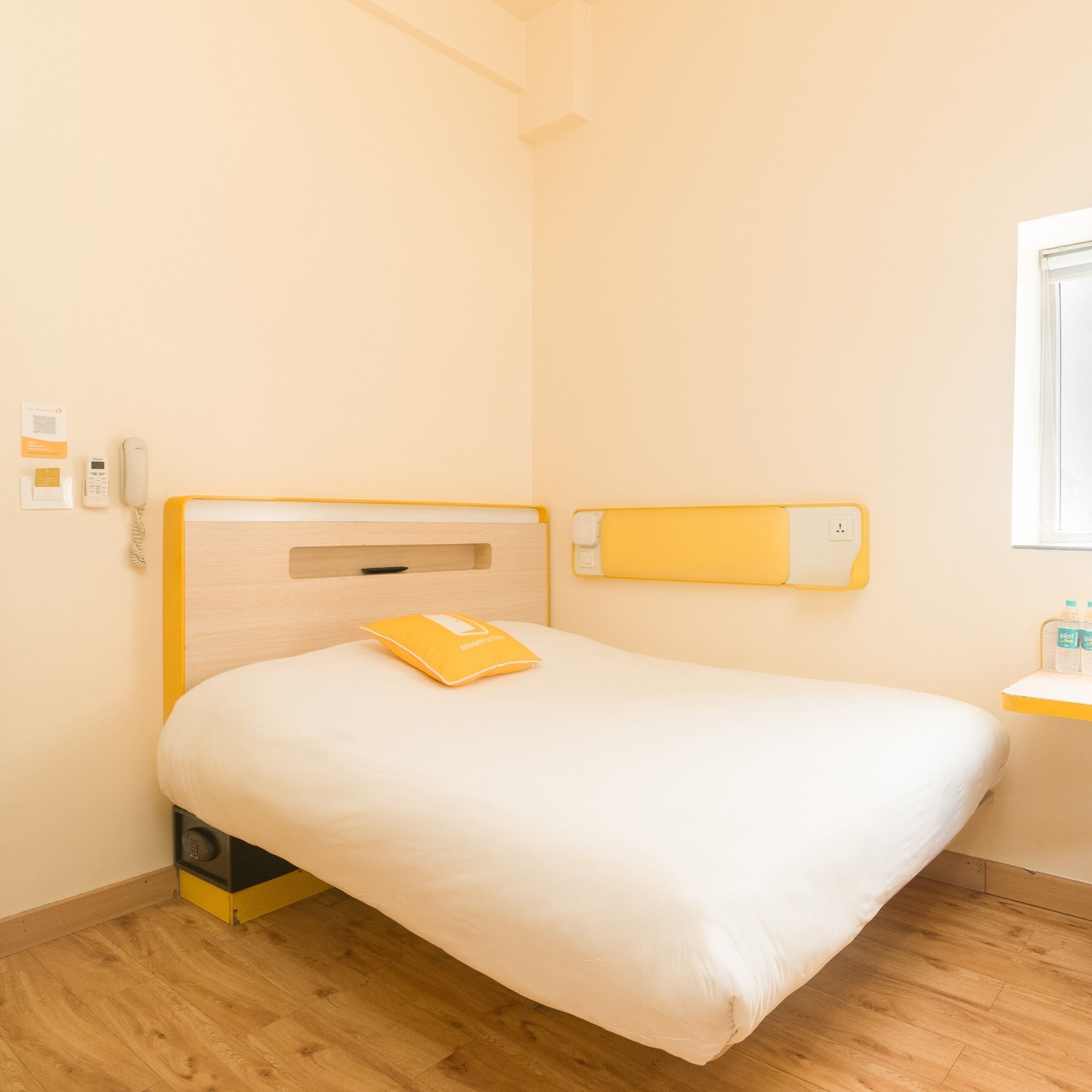 standard room, 1 queen bed | premium bedding, in-room safe, desk, soundproofing