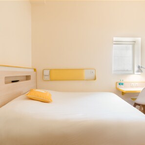 Ropa de cama de alta calidad y caja de seguridad en la habitación