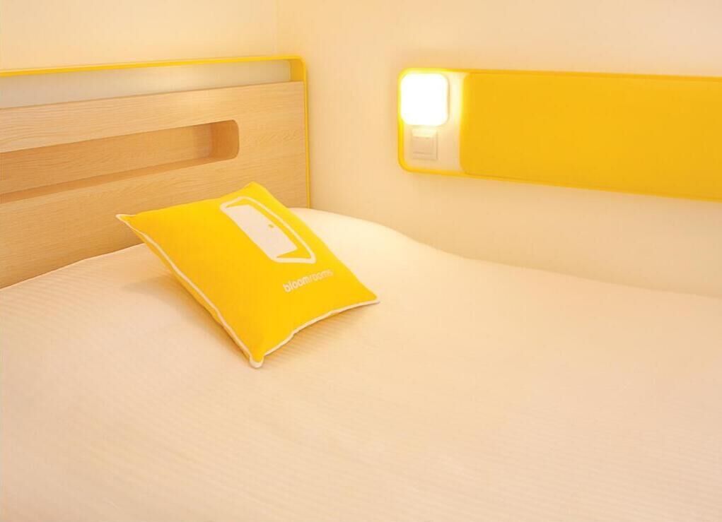 Ropa de cama de alta calidad y caja de seguridad en la habitación 