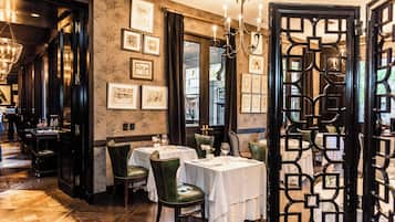 2 restaurantes: opção de almoço, jantar e brunch aos fins de semana