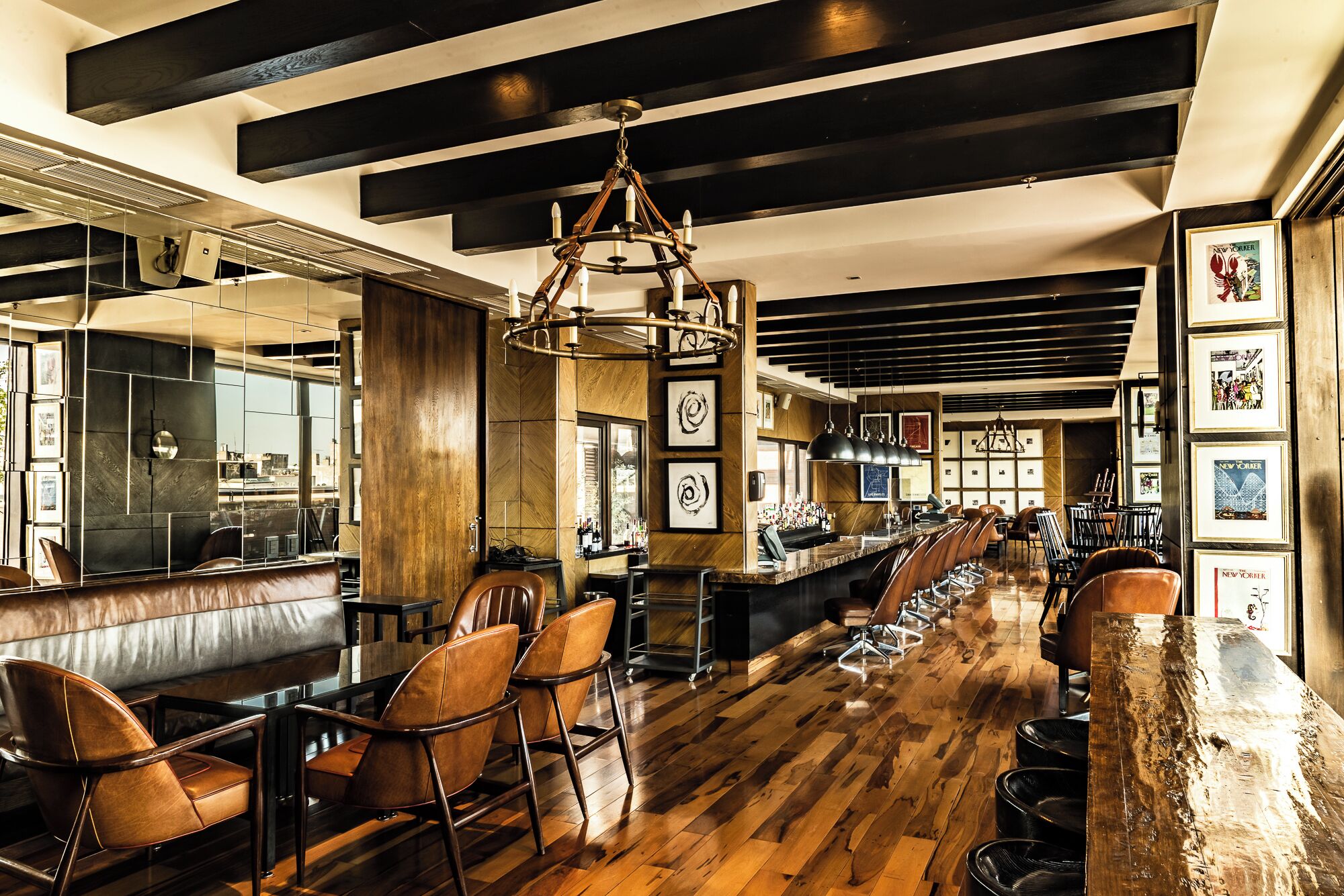 2 restauranter; serverer frokost, aftensmad og internationale retter