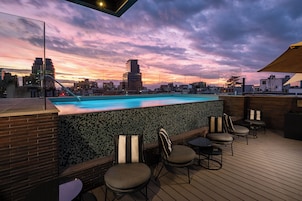 Piscina externa sazonal, guarda-sóis, espreguiçadeiras